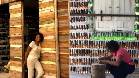 Eine Mutter und ihre Tochter sammelten Müll und bauten daraus ein Haus mit sieben Zimmern und rund 8.000 Glasflaschen