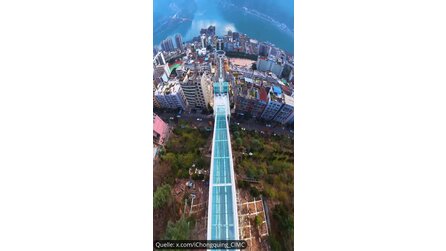 Teaserbild für Ein spektakulärer Drohnenflug über die längste Outdoor-Rolltreppenverbindung der Welt in China