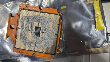 »Ich weigere mich, das zu glauben« – Spieler zeigt CPU, die mit Wärmeleitpaste aufs Mainboard geklebt wurde
