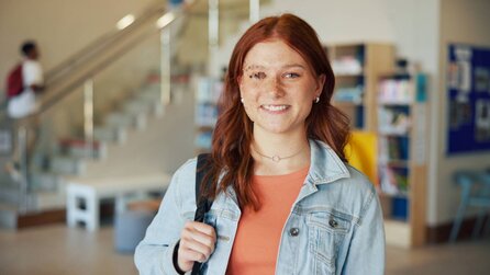 Teaserbild für »Kaum eine Schule, die es nicht betrifft« – Deepfakes von Schülerinnen sind ein weltweites Problem und noch schlimmer als gedacht