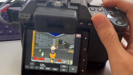 Was macht man am besten mit einer Kamera für fast 9.000 Euro? Natürlich Doom darauf spielen!