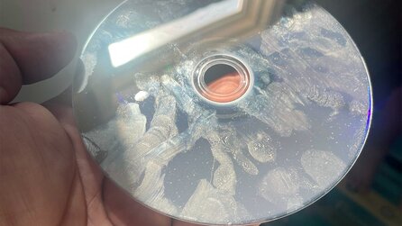 Kind eines Spielers hat die Disk seiner PlayStation verdreckt – Wie man sie sauber bekommt ist offensichtlich, doch der Teufel steckt im Detail