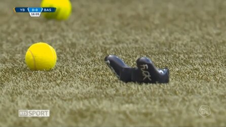 Protest gegen E-Sport - Schweizer Ultras unterbrechen Fußball-Partie mit Controllern und Tennisbällen