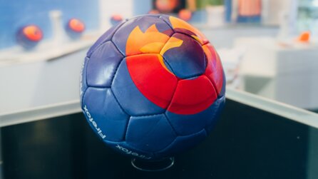 Aus EA FC 26 zu dir auf den Fußballplatz - Gewinne jetzt einen von 10 limitierten Firefox-Fußbällen