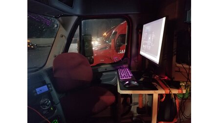 Gaming-PC als Kopilot - Trucker hält sich mit Videospielen bei Laune