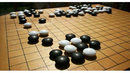Künstliche Intelligenz - Google-KI bringt sich selbst Go bei, braucht keinen Menschen mehr