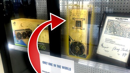 Spieler sieht in einem PC-Geschäft eine goldene RTX 5090, die vom Nvidia-Chef unterschrieben wurde, und ja: die Grafikkarte ist so teuer, wie ihr denkt