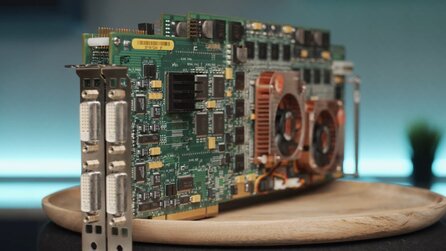 Kuriose Grafikkarte mit vier GPUs und zwei Platinen als Sandwich