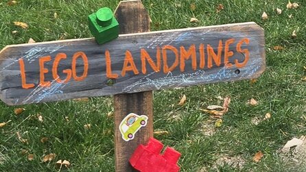 Lego-Fan hat die perfekte Halloween-Dekoration im Garten, bei der jeder automatisch »Aua!« schreit