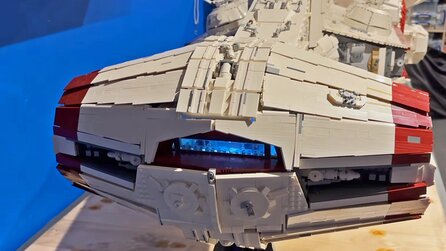 Zwei Jahre Bauzeit: Drei Meter langes Star-Wars-Raumschiff aus Lego lässt sogar Sternenzerstörer klein wirken