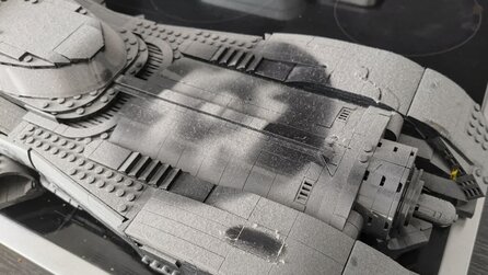 Vergessenes Lego-Set ist vier Jahre später so staubig, dass aus schwarzen Steinen graue geworden sind