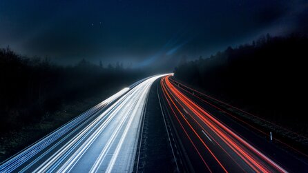 Sieht so die Zukunft des Automobils aus? Schwebender PKW rast mit 230 Sachen über Autobahn