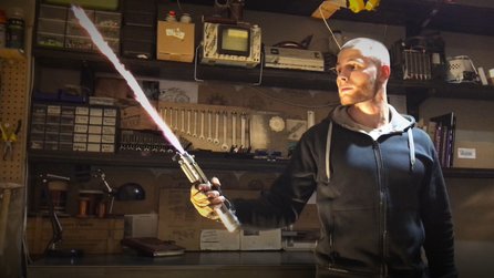 Youtuber baut erstes einziehbares Lichtschwert mit 2.800 Grad heißer Plasmaklinge