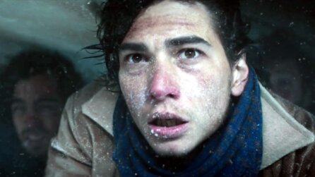 Im Netflix-Film Die Schneegesellschaft kämpfen Überlebende eines Flugzeuabsturz gegen eisige Kälte