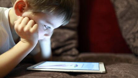 Einem Bericht zufolge wachsen arme Kinder mit Bildschirmen auf, während reiche Leute Tausende von Dollar dafür bezahlen, dass ihre Kinder lesen