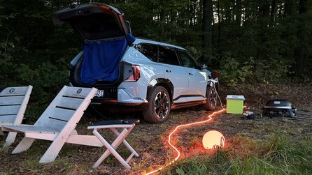 Camping mit V2L im E-Auto: Ich habe im Kia EV5 übernachtet – und dabei gegrillt, Kaffee gekocht und einen Film geschaut