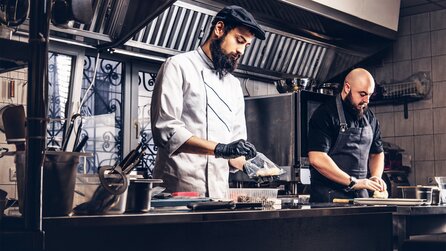 Lebensmittel werden haltbarer und saftiger: Ein alter Küchentrick aus der Gastro ergibt auch für Privathaushalte Sinn!