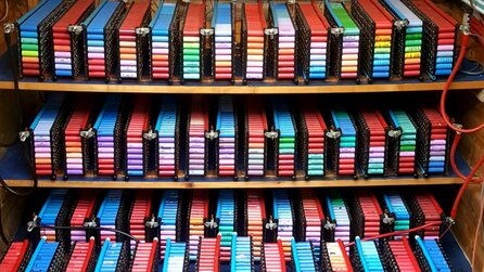 »Ich habe angefangen, sie zu sammeln und inzwischen mehr als 650 Stück«: Ein Hobbybastler versorgt sein Haus seit 2016 mit Strom aus Laptop-Akkus [Best of GameStar]