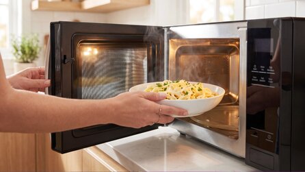 Alltagsirrtum: Eure Mikrowelle ganz aufzudrehen, macht euer Essen nicht schneller warm – das steckt wirklich hinter der Watt-Anzahl