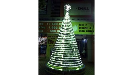 Elektrische Weihnachten - Vietnamesen bauen Weihnachtsbaum aus Mobiltelefonen