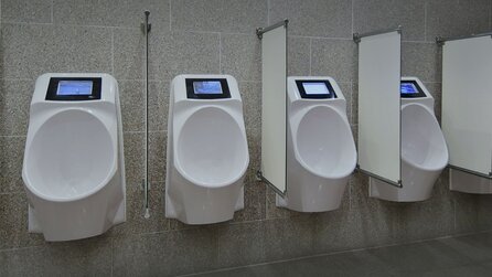 Werbung beim Pinkeln - Urinal mit Cloud-Anschluss und Display