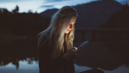 Der Nachtmodus bei Smartphones soll für besseren Schlaf sorgen, doch eine Studie zeigte schon vor Jahren, dass das nicht stimmt