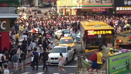 Pokémon Go - Riesige Menschenmasse auf Pokémon-Jagd verursacht Verkehrschaos