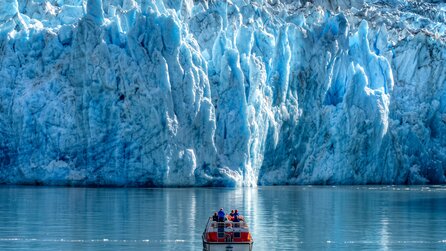 1977 transportierte ein saudischer Prinz einen 2-Tonnen-Eisberg aus Alaska, um die weltweite Wasserkrise zu lösen. Am Ende landete er in Drinkgläsern