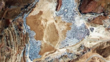 Mitten in der Atacama-Wüste liegt ein Berg aus 39.000 Tonnen Kleidung aus aller Welt – und er ist sogar aus dem All zu sehen