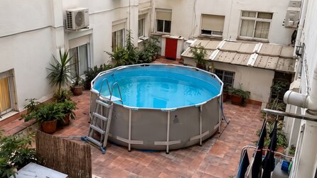 Die Behörden suchen weiter nach dem Nachbarn, der einen Zwei-Kubikmeter-Pool im gemeinschaftlichen Innenhof aufgestellt hat