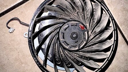 Spieler findet beim PS5-Reinigen ein kleines rotes Teil, das aussieht wie ein Bonbon - aber wohl was ganz anderes ist