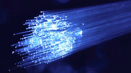 Erstmals gelingt Forschern, was als unmöglich galt: Quanten-Teleportation eines Photons über Glasfaser, die zeitgleich herkömmliche Daten transportiert