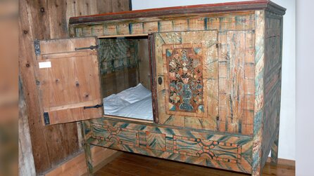 Im Mittelalter war es üblich, in hölzernen Kleiderschränken zu schlafen. Die große Frage ist, warum wir damit aufgehört haben