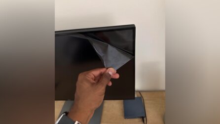 »Ich hasse mich selbst« – Spieler zieht vermeintliche Schutzfolie vom Monitor und bemerkt zu spät, dass er einen schweren Fehler begangen hat