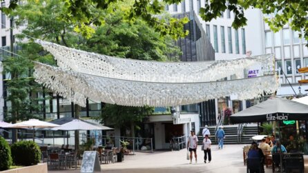 Mangels Bäumen ist Schatten eine willkommene Alternative: Ein deutscher Student hat ein Textil erfunden, das Schatten spendet, atmungsaktiv ist und Wind und Regen durchlässt