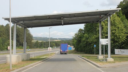 Großes Potenzial, (noch) wenig Ertrag: Das erste Solardach auf deutschen Autobahnen