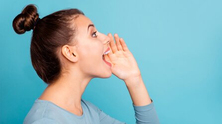 Ein unscheinbarer Sticker könnte Menschen, die ihre Stimme verloren haben, wieder sprechen lassen