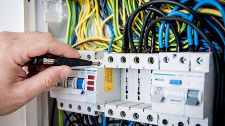 Javier, Elektriker: »Bei einem Kunden flog 5-mal der Strom raus, ich bat um die Rechnung und entdeckte, dass er je nach Uhrzeit eine unterschiedliche vertragliche Leistung hatte«