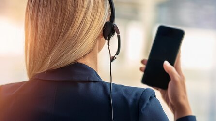 Call-Center-Mitarbeiterin ruft 100 Mal ihr eigenes Handy an, um weniger arbeiten zu müssen, doch am Ende arbeitet sie gar nicht mehr