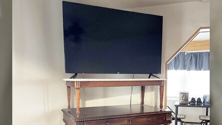 »Das kann nicht echt sein«: Vater eines Filmfans baut fragwürdige Konstruktion aus 3 Tischen, damit der TV noch höher steht