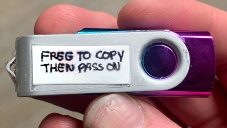 Ein Mann findet einen USB-Stick mit der Aufschrift »Frei zum Kopieren, dann weitergeben« im Zug – und er sieht tatsächlich nach, was darauf ist