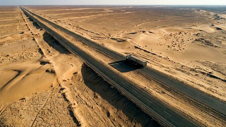 Die längste gerade Straße der Welt ist eine echte mentale Herausforderung: 240 Kilometer ohne Kurven, mitten in der Wüste und mit Lkw-Verkehr