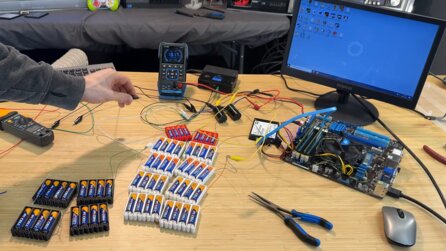 Er pfeift auf sein Netzteil, nimmt stattdessen 56 Batterien – der Rechner läuft trotzdem lange genug, damit er in Minesweeper gewinnt