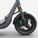 Schaut euch den Porsche unter den E-Scootern selbst an