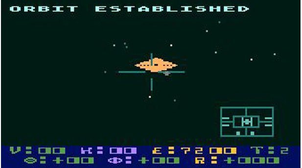 Star Raiders (1979)Eine der ersten großen, freien Weltraumsimulationen. Auf dem Atari 2600, 5200, 8-bit und später sogar dem ST klappern wir Sektoren ab, um Gegner mit Photonentorpedos wegzupusten. Aber Obacht: Jeder Sektorensprung, eingesteckter Treffer oder Asteroiden-Bumms senkt unsere Energie -- wenn die auf Null ist, heißt’s Game Over.