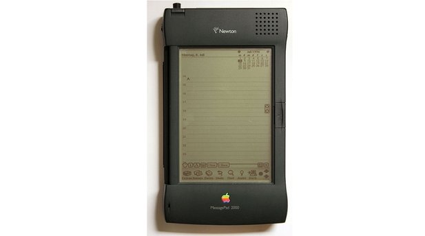 Apple MessagePad (1993)
Lange bevor der Begriff Smartphone etabliert wurde, gab es bereits mobile Rechner mit berührungsempfindlichem Display. Ein Vertreter dieser sogenannten »Pocket Organizer« war Apples MessagePad. Als Betriebssystem kam »Newton« zum Einsatz, was auch als Spitzname für die Geräte verwendet wurde. Unser Bild zeigt das Modell MessagePad 2000. Allerdings floppte die damalige Pionierentwicklung.