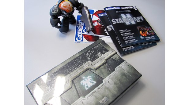 Collectors Edition von StarCraft 2 ausgepacktNeben der normalen Verkaufsversion bietet Blizzard auch eine rund 30 bis 40 Euro teurere Sonderedition zu StarCraft 2: Wings of Liberty. Wir zeigen Ihnen in dieser Bilderstrecke, was sich alles in dem Paket befindet.