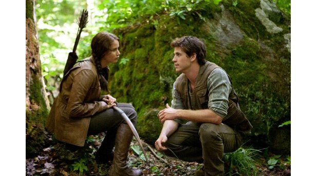 Die Tribute von Panem Katniss (Jennifer Lawrence) und Gale (Liam Hemsworth) fliehen sich gerne in die Wälder außerhalb von Distrikt 12.