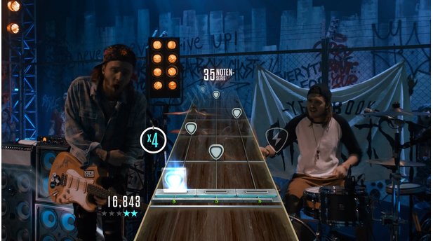 Guitar Hero LiveDie Musikerkollegen variieren je nach Musikgenre und sind nicht frei wählbar – was besonders bei einer furchtbar peinlichen Mädchen-Kombo nervt.