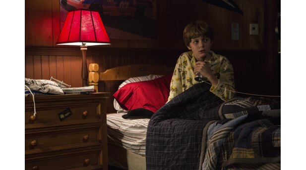 Insidious Chapter 2Ty Simpkins (Iron Man 3) ist nicht nur niedlich anzusehen, sondern auch ein kleines Highlight des Films. Nicht umsonst bekam der 12-jährige gerade eine Rolle in dem für 2015 geplanten Jurassic World.